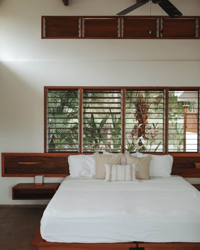 Salvatierra Hosts: 4